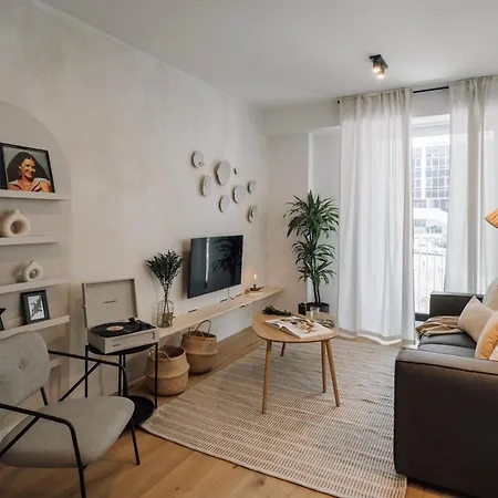 Terracina - 2 Bedrooms And Terrace In Campolide * ליסבון